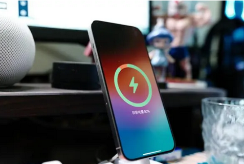 南山苹果15换屏服务分享用什么充电器给iPhone15充电更好 